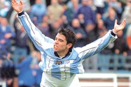 La típica foto de Javier Saviola durante el Mundial 2001: brazos en alto y dedicatoria a papá