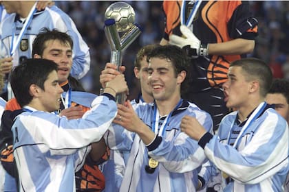 Javier Saviola, German Lux, Julio Arca y Andres DAlessandro levantaron la Copa en 2001, como locales