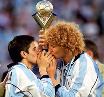 Javier Saviola y Fabricio Coloccini, los capitanes del Sub 20, besando la copa de la consagración