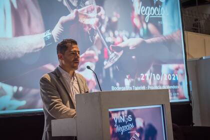 Javier es también periodista de vinos, una faceta muy importante en su vida profesional, que trae desde la época en que su abuelo materno, Arnoldo, lo invitaba a cenar: "Cocinaba recetas exquisitas que las sacaba de la revista Sal y Pimienta donde escribía Elisabet Checa, quien se convirtió primero en colega y luego en una gran amiga, unos años más tarde".