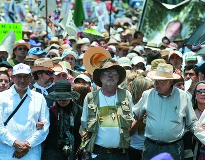 Javier Sicilia al frente de la manifestación silcenciosa que partió desde Cuernavaca hacia el Zócalo de Ciudad de México , en 2011. El crimen de su hijo Juan Francisco motivó a la población a salir a la calle