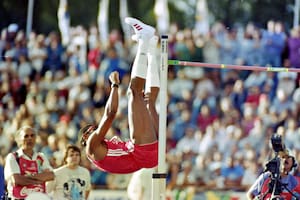 ¿Cómo hace alguien para pasar por arriba de un arco de fútbol? El Saltanubes, el atleta del récord imposible