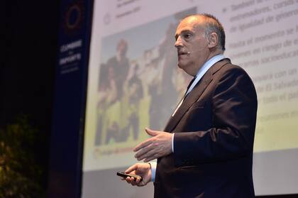 Javier Tebas dando una conferencia en Punta del Este