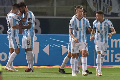 Javier Toledo festeja el gol de penal con el que abrió el partido frente a Talleres de Córdoba.