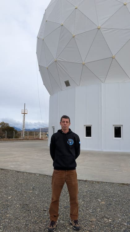Javier Vázquez, ingeniero de la Conae que está coordinando el equipo en la Estación Terrena de Tolhuin, en Tierra del Fuego, durante la operación del microsatélite argentino Atenea en la misión Artemis II de la NASA