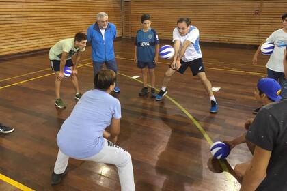 Javier Weber imparte enseñanzas de voleibol