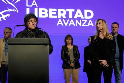 Tras la derrota electoral, Milei descartó cambios en el gabinete pero reflotó una mesa política que él mismo encabezará