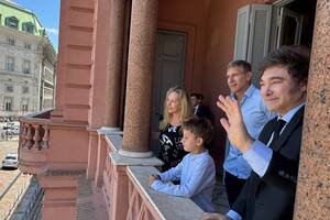 Javier y Karina Milei, con el futbolista Martín Palermo, en el balcón de la Casa Rosada