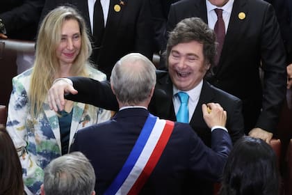 Javier y Karina Milei durante la asunción de Kast en Chile