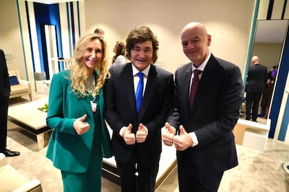 Javier y Karina Milei junto a Gianni Infantino.