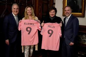 Javier y Karina Milei junto a los hermanos Mas y dos camisetas firmadas por Lionel Messi