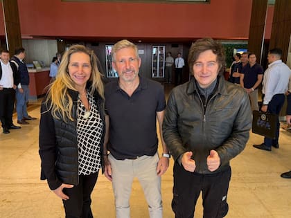 Javier y Karina Milei junto al gobernador de Entre Ríos, <span id=