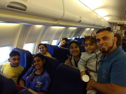 Javier y toda su familia viajó por primera vez en avión