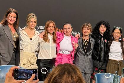 Javiera Balmaceda, Julieta Cardinali, Leticia Cristi, Laura Paredes, Dolores Fonzi, Camila Plaate y Soledad Deza, al cierre de la conferencia de prensa