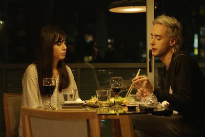 Javiera Mena, en el rol de conductora y entrevistadora y Benito Cerati