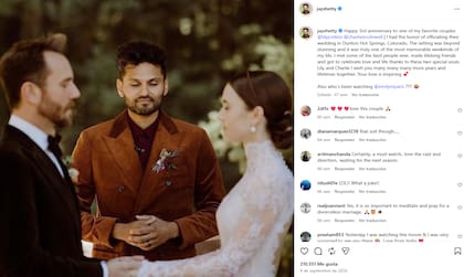 Jay cuando ofició en la boda de la actriz de Emily en París, Lily Collins