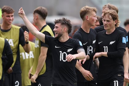 Jay Herdman celebra junto a sus compañeros tras convertir el segundo gol de Nueva Zelanda ante Uzbekistán, en la segunda fecha del grupo A.