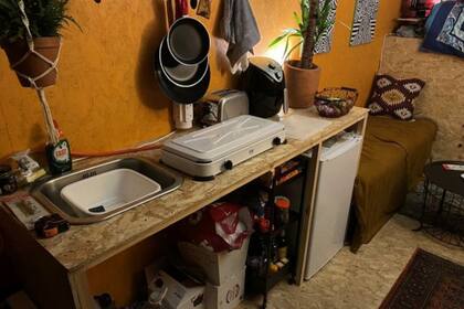 Jay tiene electricidad y agua en su nuevo hogar