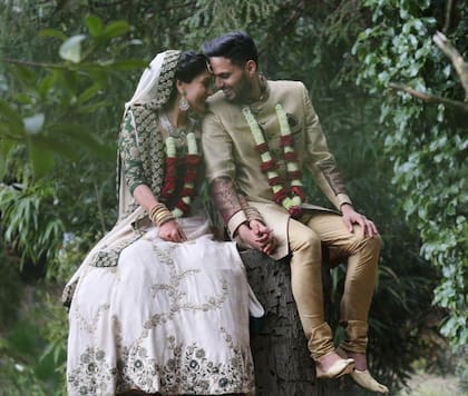Jay y Radhi, en una foto de su casamiento que compartió él en Facebook