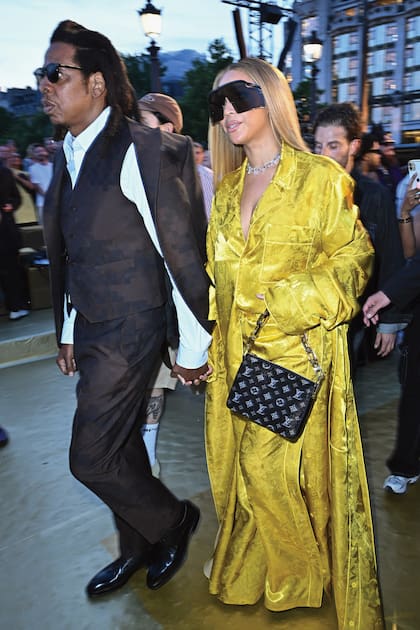 Jay-Z y Beyoncé llegando al desfile de Louis Vuitton en París el 20 de junio pasado para conocer la nueva colección de la marca (Photo by Stephane Cardinale - Corbis/Corbis via Getty Images)