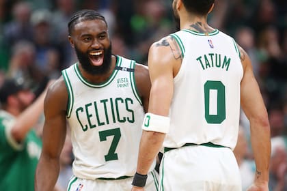 Jaylen Brown le sonríe a su compañero Jayson Tatum, los Celtics son finalistas de la conferencia este de la NBA