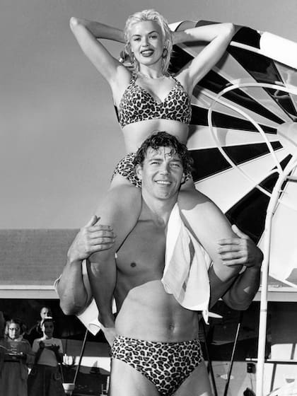 Una relación con alto perfil: Mansfield conoció en 1958 al Mister Universo de origen húngaro Miklós "Mickey" Hargitay, y juntos amaban posar para las revistas del corazón