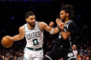 Jayson Tatum (0) de los Celtics de Boston penetra hacia la canasta ante Ziaire Williams (8) de los Nets de Brooklyn, el sábado 15 de marzo de 2025, en Nueva York. (AP Foto/Noah K. Murray)