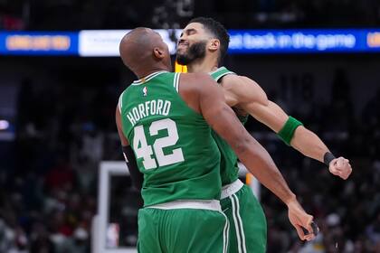 Jayson Tatum, de los Celtics, celebra con Al Horford (42) después de anotar un doble en el último segundo y darle el triunfo a su equipo ante los Pelicans de Nueva Orleans; los de Boston vuelven a jugar por la NBA