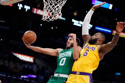 Jayson Tatum y LeBron James, estrellas de Boston Celtics y Los Angeles Lakers, que este martes sostendrán un nuevo capítulo del máximo clásico de la NBA.