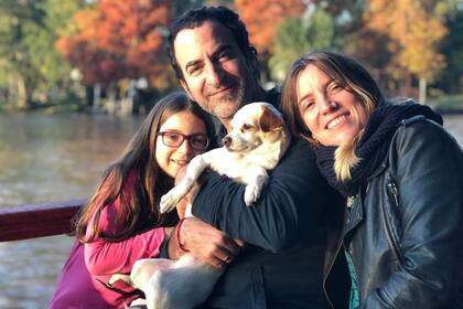 Jazmín (8), junto a sus padres, Flavia y Emiliano; ellos tuvieron que tratar la muerte de su hijo más chico.