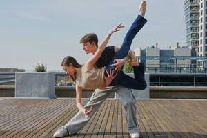 Jazmín Arrieta, de 16 años, es de Pergamino, se formó en Rosario y estudia en la Royal Ballet School, donde comienza ahora su etapa preprofesional en Covent Garden; Guillermo Rolutti, de 18 años, es cordobés, está viajando a Hamburgo después de participar del Prix de Lausanne y obtener una beca; hasta hoy es alumno del Teatro Colón