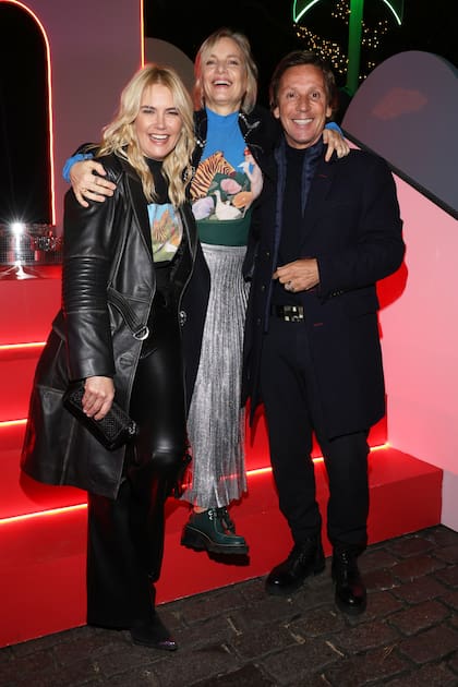 Jazmín Chebar, rodeada por Valeria Mazza y Alejandro Gravier.