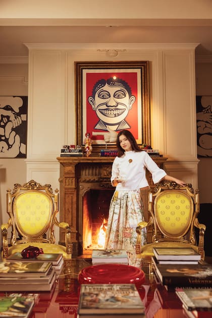 Jazmín, en el living de su casa, entre sillones de estilo, libros de arte y pinturas de colecciones privadas.