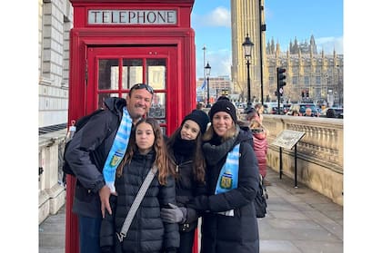 Jazmín, junto a su mamá, su papá y su hermana, Justina. Jazmín vive en Inglaterra, y su familia en Argentina.
