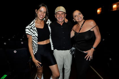 Jazmín Laport junto a sus padres, Osvaldo Laport y Viviana Sáez