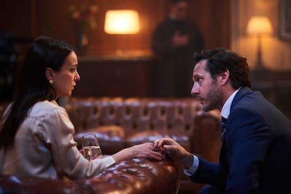 Jazmín Stuart interpreta a la viuda de la víctima, cuyo marido aparentemente se suicida durante los festejos de su aniversario número 20 de casados