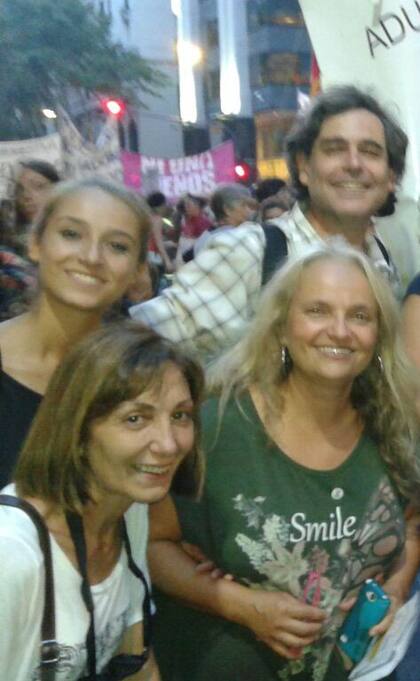 Jazmín, su mamá y Sebastián en la marcha por el Día de la Mujer