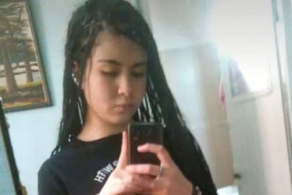 Jazmín tiene 15 años, mide 1,70, es morocha y tiene trenzas en todo el pelo