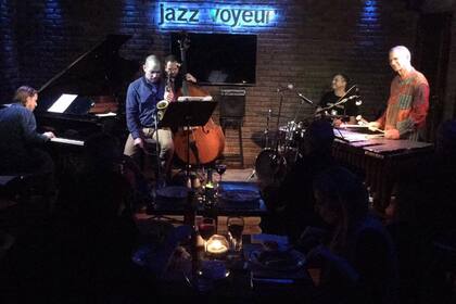 El painista Adrián Iaies y su grupo en Jazz Voyeur