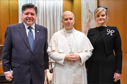 JB Pritzker acudió a la reunión con el Papa en el Vaticano junto con su esposa, la Primera Dama de Illinois