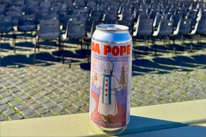 JB Pritzker le regaló al Papa una obra de arte, dos libros y un paquete de cervezas de una fábrica oriunda de Chicago