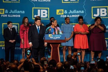 JB Pritzker respaldó a su vicegobernadora Juliana Stratton para suceder a Dick Durbin en el Senado, en medio de especulaciones sobre su futuro político nacional