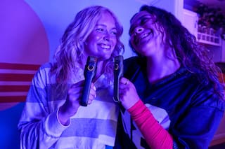 Este micrófono usa IA para que puedas hacer karaoke con cualquier canción