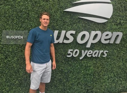 JC Aragone, tenista diabético que se aplica insulina durante los partidos.