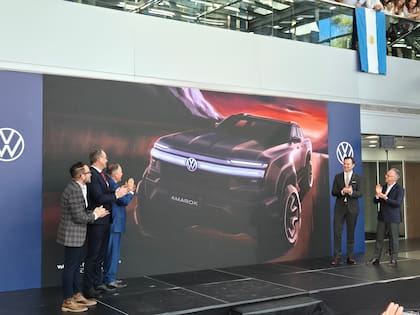 JC Pavone; Christian Vollmer, miembro del Board y responsable de Produccion y Logística de VW Group; Alexander Seitz; Thomas Schäfer y Marcellus Puig durante el anuncio de inversiones por US$580 millones de Volkswagen Argentina