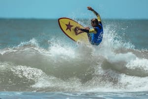 Surf retro en Mar del Plata: cuatro generaciones participaron en un torneo