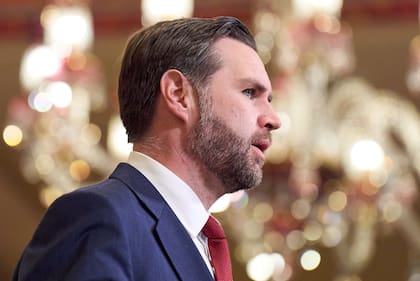 JD Vance habla durante una conferencia de prensa tras reunirse con representantes de Pakistán e Irán, en Islamabad