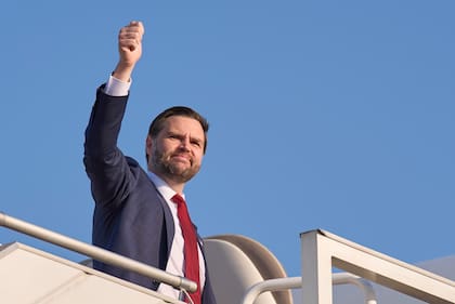 JD Vance hace un gesto mientras aborda el Air Force Two al partir de Islamabad, el 12 de abril de 2026, tras participar en conversaciones sobre Irán