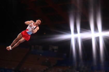 Jeahwan Shin, de Corea del Sur, salta en la final de gimnasia artística 