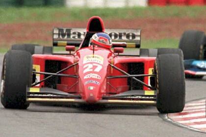 Jean Alesi en el autódromo de Buenos Aires en 1995; ese año, el francés finalizó segundo en el Gran Premio de la Argentina, por detrás de Damon Hill y por delante de Michael Schumacher